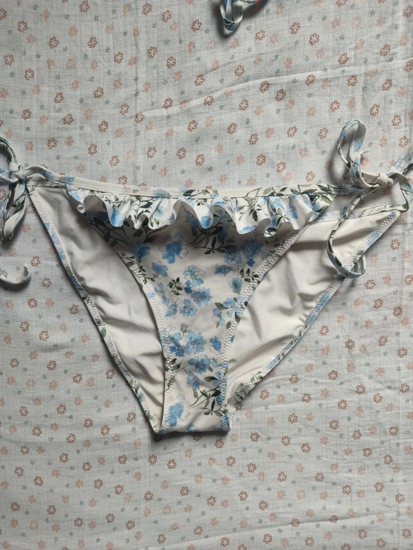 Bikini met blauwe bloemen H&M - 75C en 42 - Zeer goede staat – photo 9